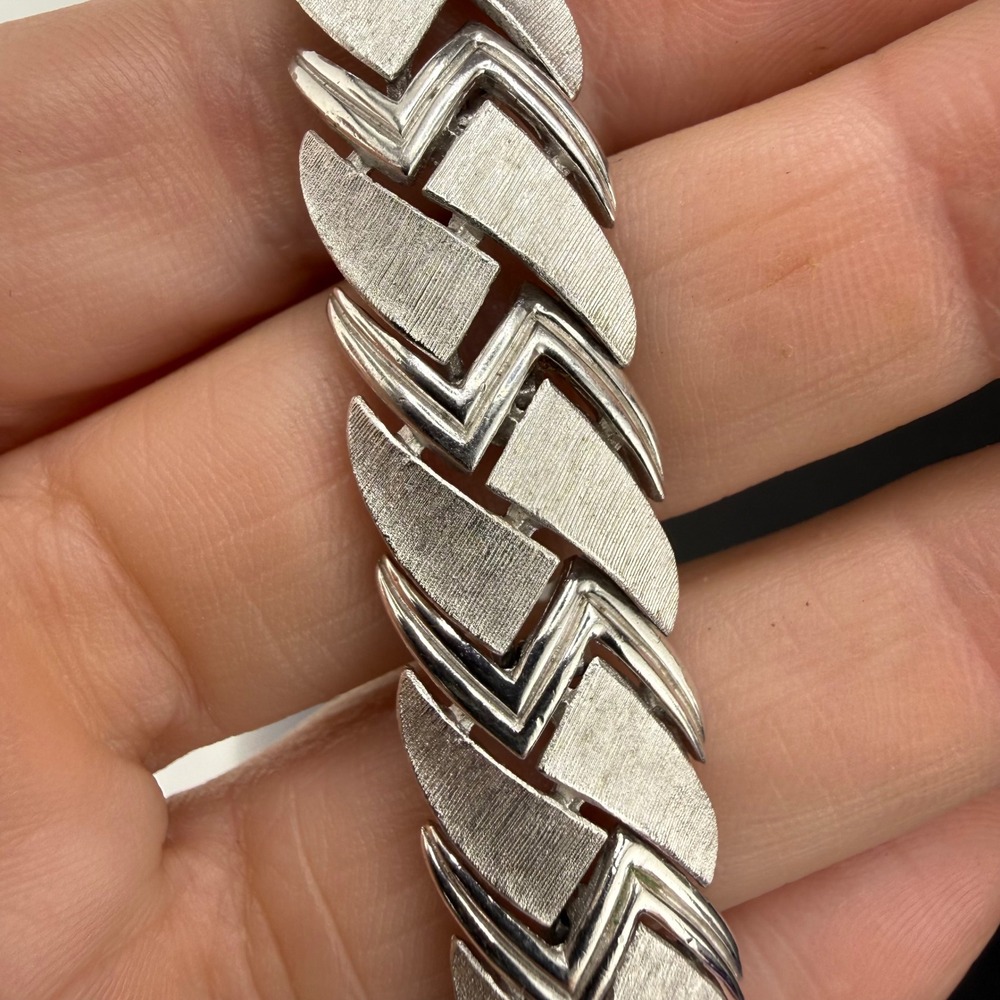 Vintage‎ Trifari Bracelet Silver Tone Textured Chevron Geometric 7in
